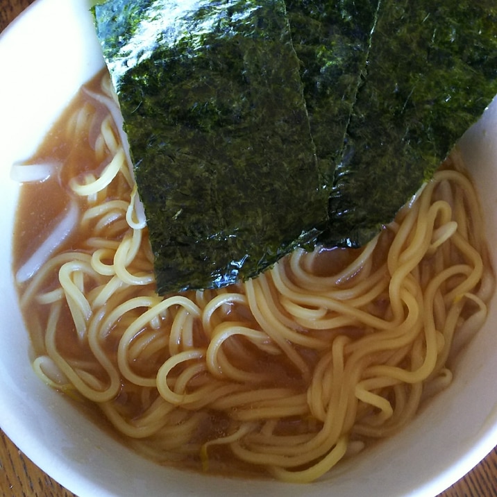 もやしと焼き海苔の醤油豚骨ラーメン